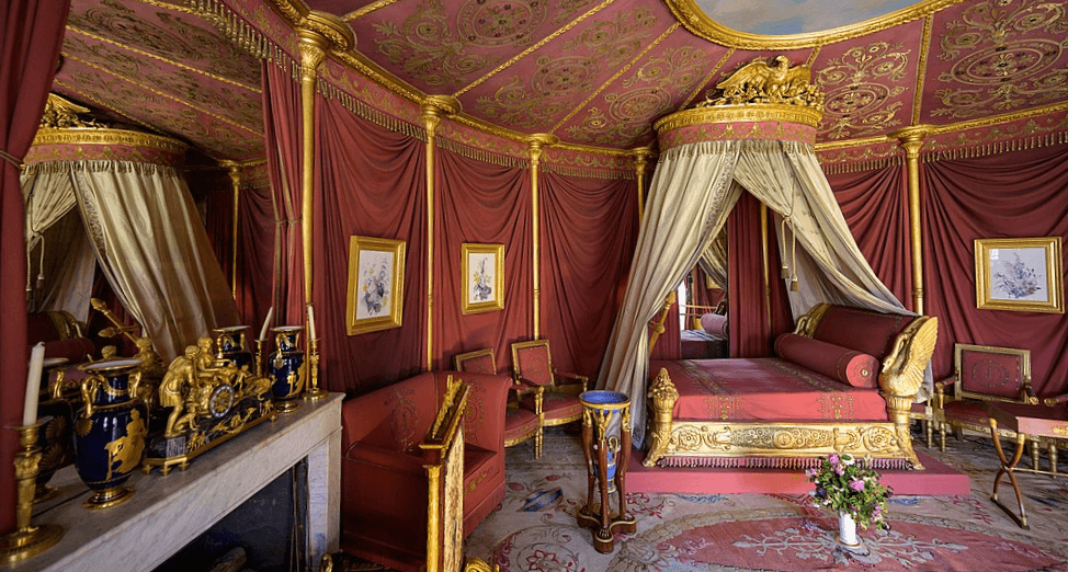 Chateau_de_Malmaison_bedroom_josephine