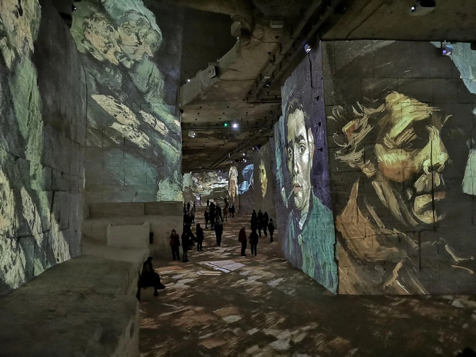 Van-Goghs-Starry-Night-Carrieres-de-Lumieres-Le-Baux-de-Provence