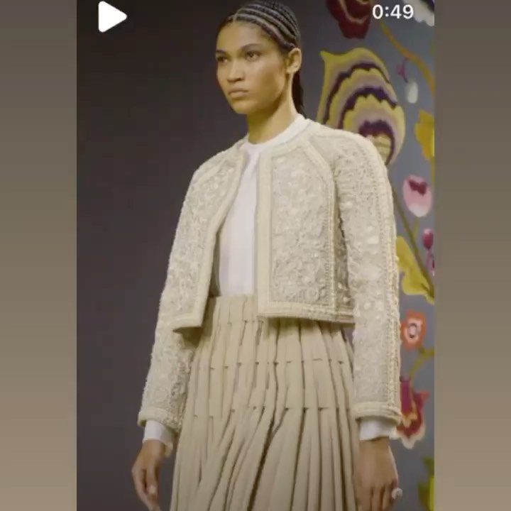My head is spinning with @dior couture A/W 2022-2023. What can I say.. it’s a tour de force! “An ode to traditions of artisanship”, craft and culture across the globe. Unbelievable techniques by master petit mains- smocking, embroidery, lacemaking, tailoring, hand weaving. @mariagraziachiuri is a genius! 📹via @dior #diorneverdisappoints #runwaytowindow #fashioninspiresinteriors #windowdressings