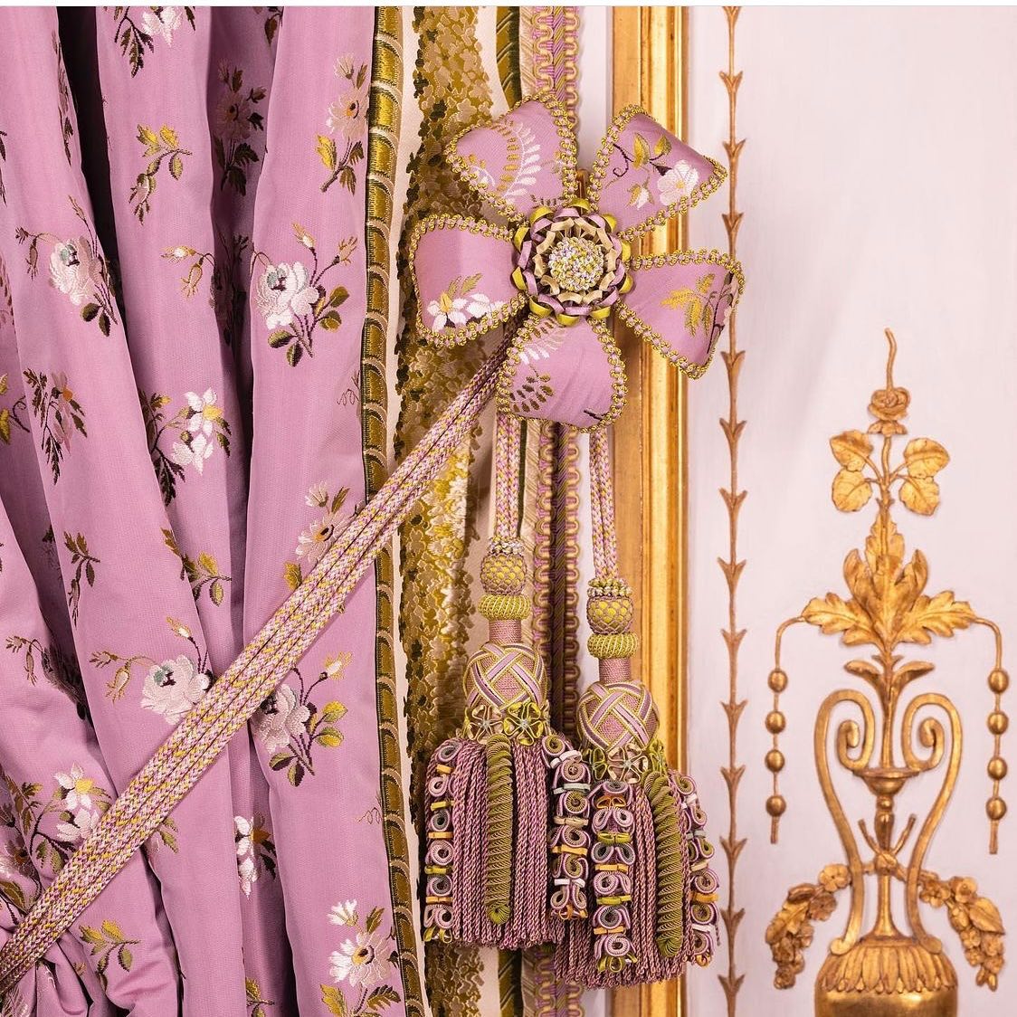 Pretty in Pink via @chateauversailles. These draperies are in the meridian cabinet in the intimate part of Marie Antoinette’s apartment at Versailles. After 3 years of architectural restoration, the curators turned to the fabrics. Using modern techniques to analyze original textiles recovered the color lab helped craft a color scheme based on the colors that the Queen would have known in 1784. This silk fabric is a delicate embroidery of small flowers and foliage on a lilac background. The panels were further embellished with trim and tied back with corded tassel Tiebacks held by a rosette. It’s all in the details! #chateaudeversailles #paris #france #palaceofversailles #stunningsilks #perfectpassementerie 📸 EPV/ Thomas Garnier