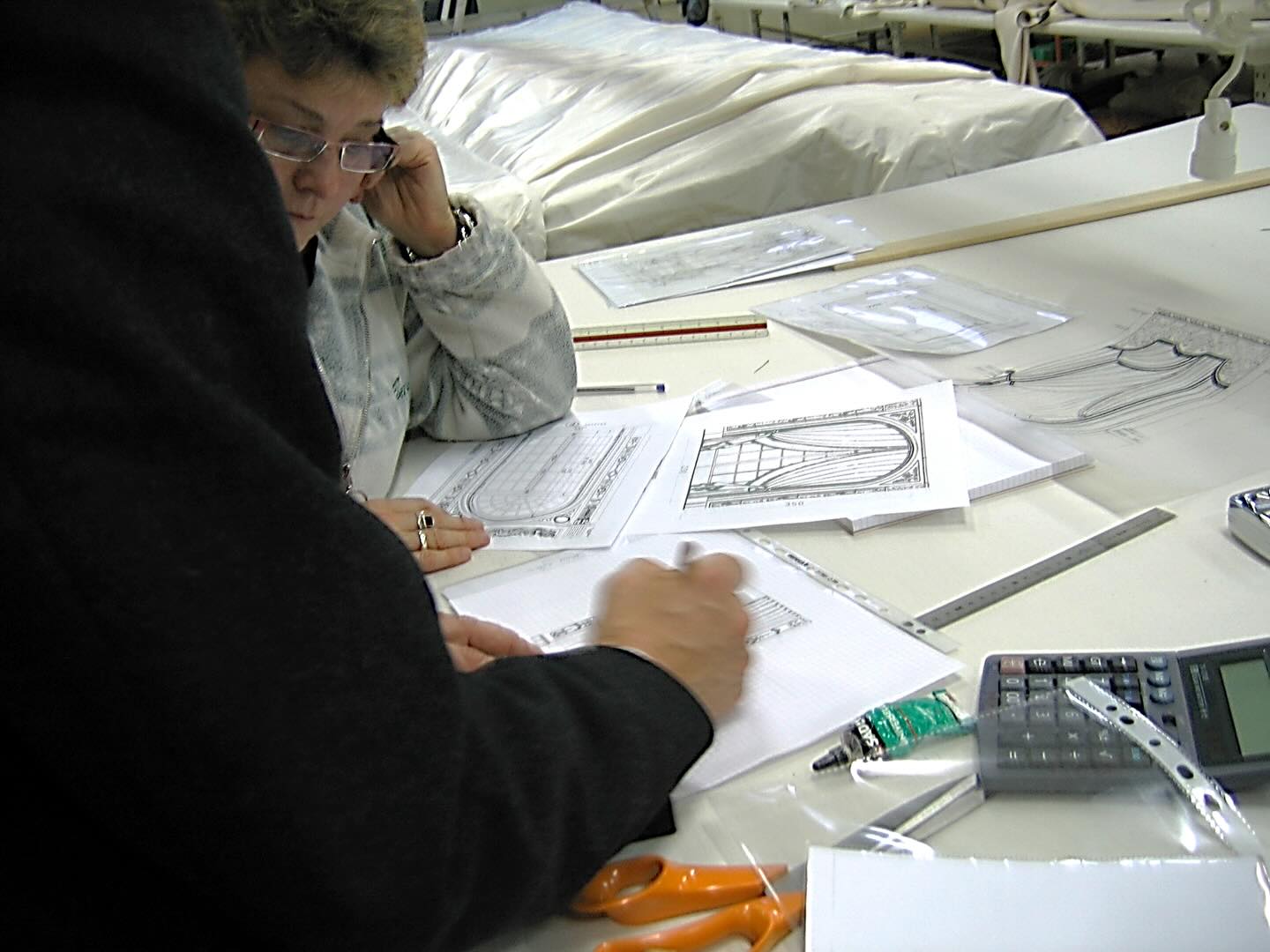 Design pros across the country are raising their game — and their fees — with the Window Treatment Certification Course. That’s why I created the Window Treatment Certification Course — the only program designed to help design pros to deliver flawless results, every time.
Our graduates report:
▪	More confidence in every consultation
▪	Fewer fabrication & install errors = More money
▪	A stronger reputation as experts clients trust
This Fall, you can join them. Don’t let another season go by repeating the same mistakes. If you’re ready to build confidence, master the details, and separate yourself from the pack, this is your chance.  Link in Bio. #windowdressings #windowtreatmentcertification #windowtreatments #wtmasterclass